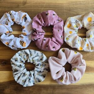 Bee Pattern Scrunchie Set